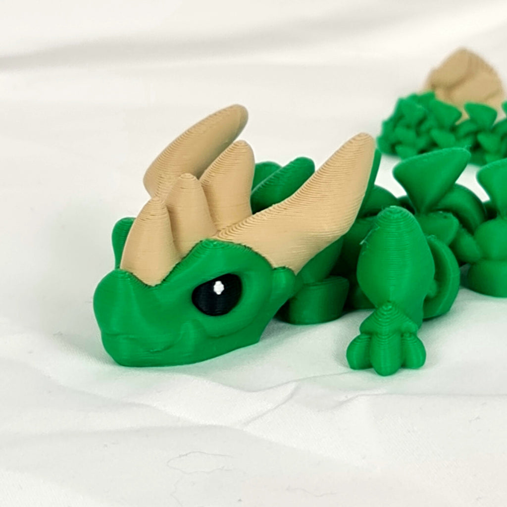 Close-up van het gezicht van de groene Sylvara draak met beige hoorns en zwarte ogen.