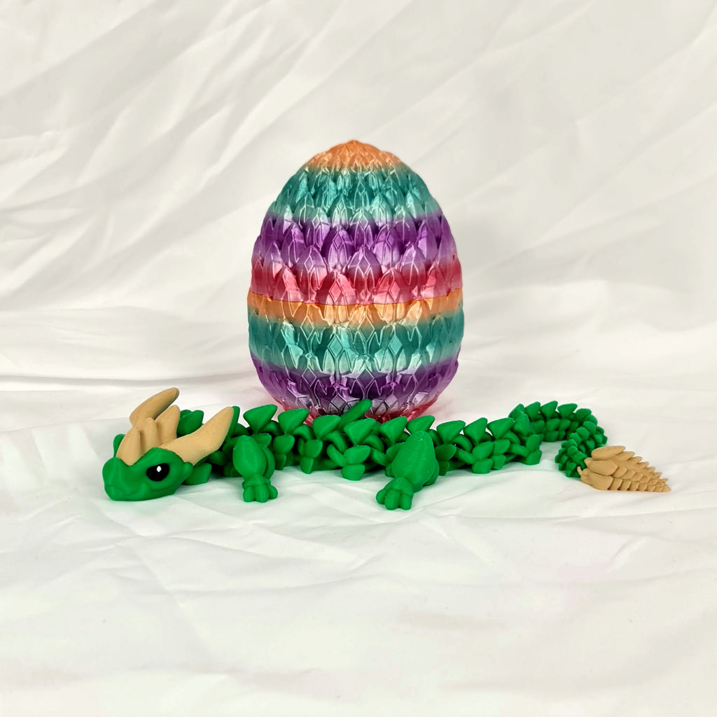 Groene 3D-geprinte Sylvara draak liggend voor het meerkleurige draakenei.