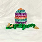 Groene 3D-geprinte Sylvara draak liggend voor het meerkleurige draakenei.