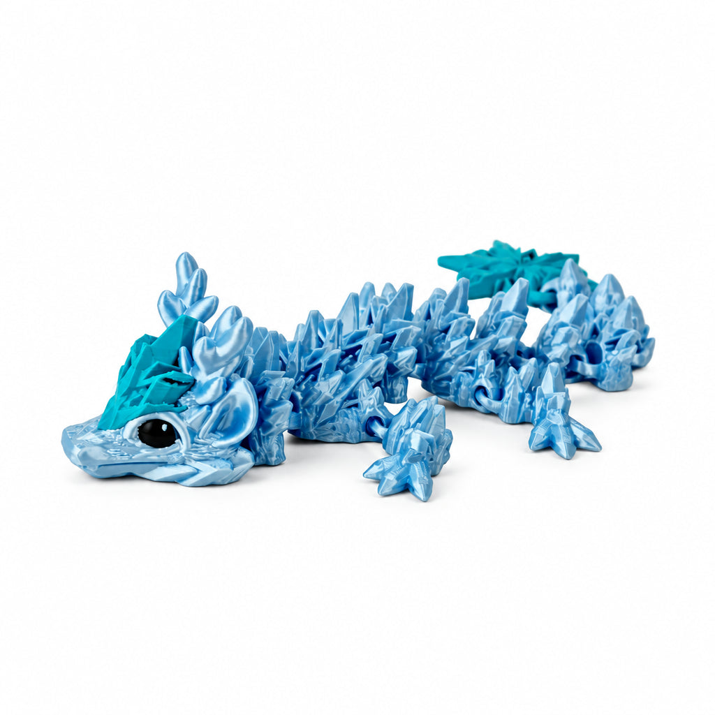 Lichtblauwe 3D-geprinte winter baby draak van PLA met teal accenten op een strakke witte achtergrond.