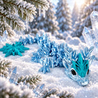 Lichtblauwe 3D-geprinte winter baby draak in een sfeervolle winterse omgeving op sneeuw en ijs.