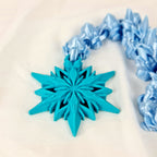 Detailfoto van de tealkleurige sneeuwvlok aan het uiteinde van de staart van de winter baby draak.