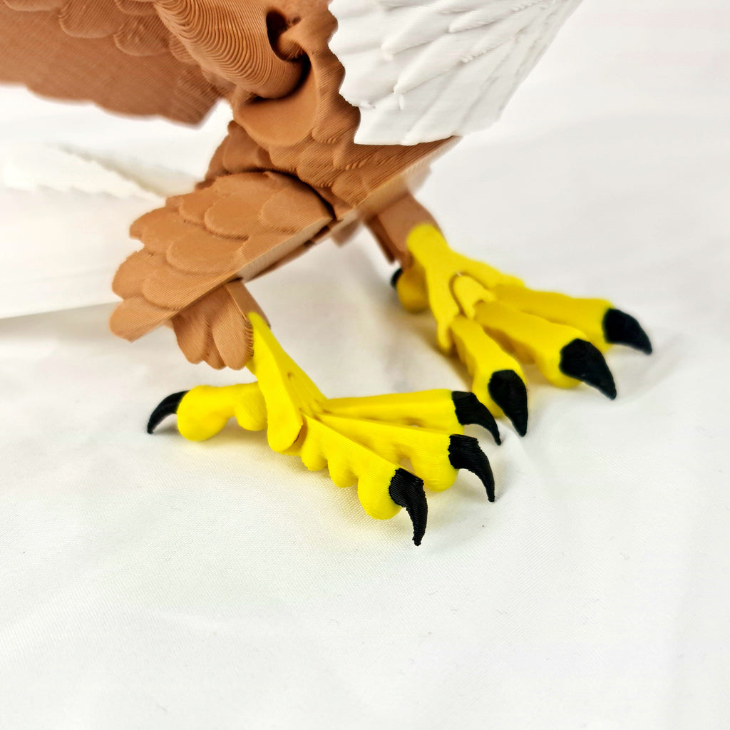 Close-up van de gele 3D-geprinte klauwen met zwarte nagels van de zeearend
