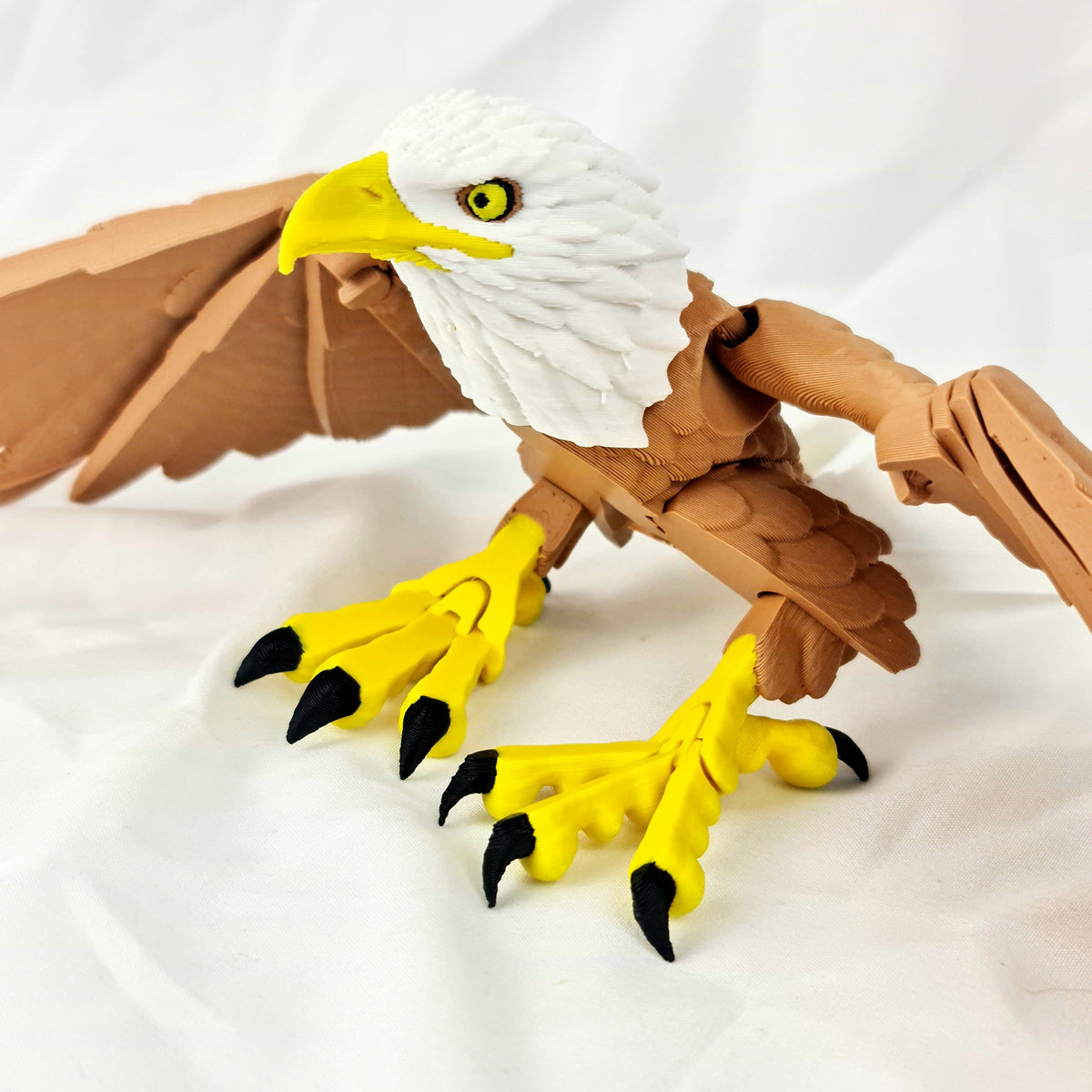 Schuin bovenaanzicht van de beweegbare 3D-geprinte Amerikaanse adelaar