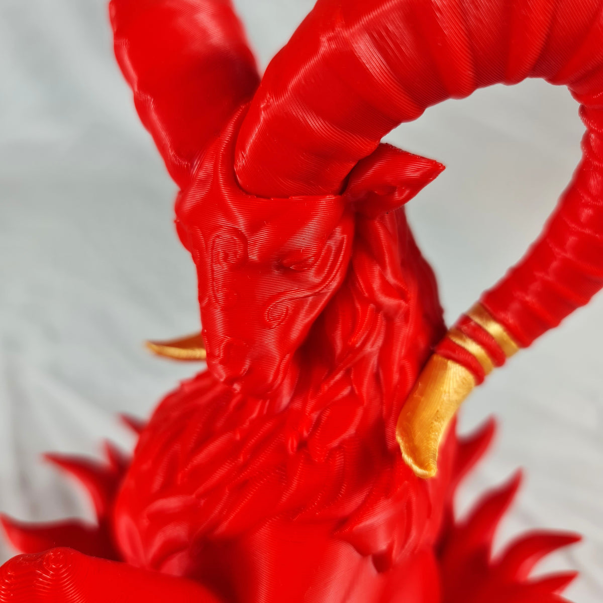 Schuine hoekweergave van de rugzijde van het handgemaakte 3D-geprinte Ram sterrenbeeld beeld als decoratief kunstobject