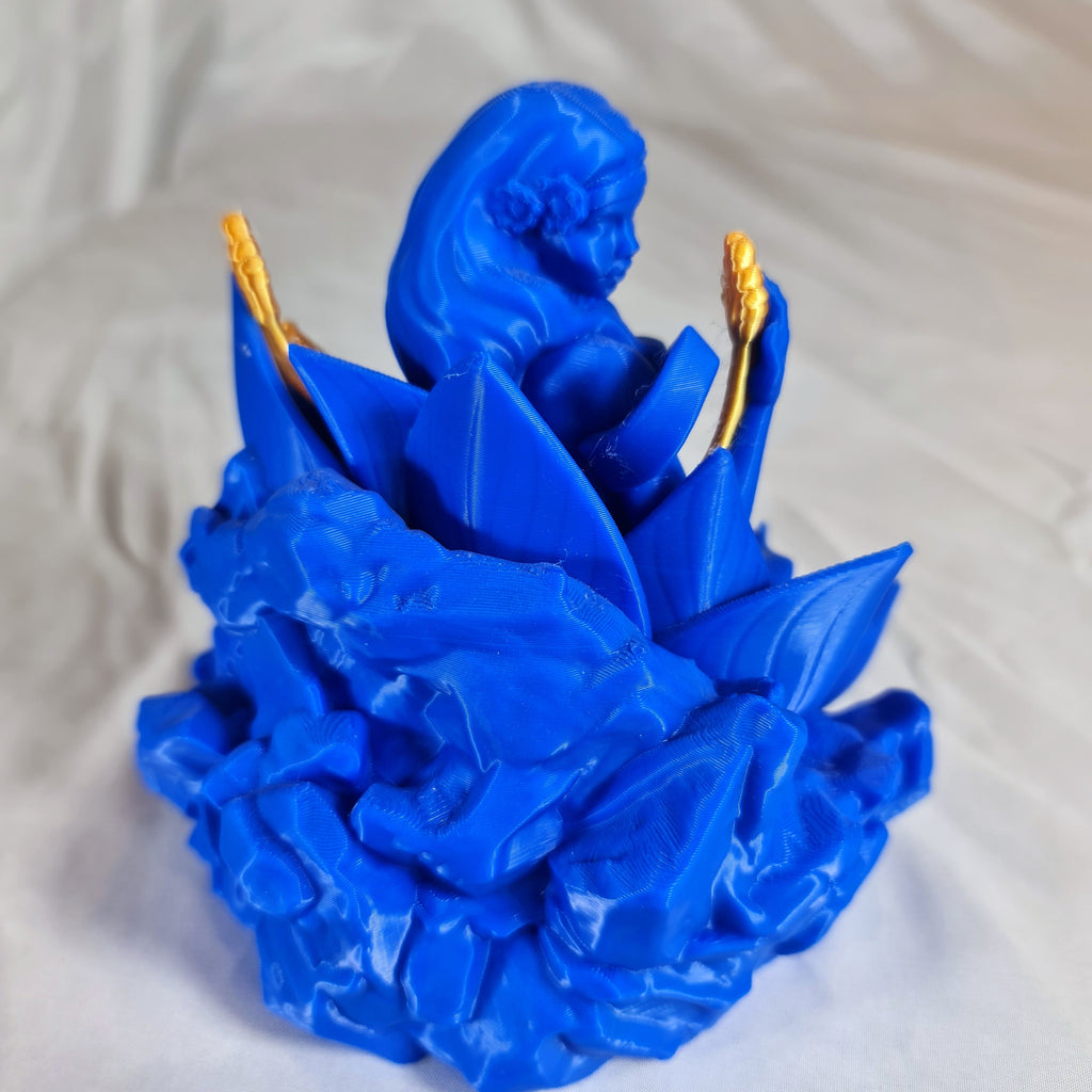 Achterzijde van het handgemaakte 3D-geprinte Maagd sterrenbeeld beeld als decoratief figuurtje voor in huis