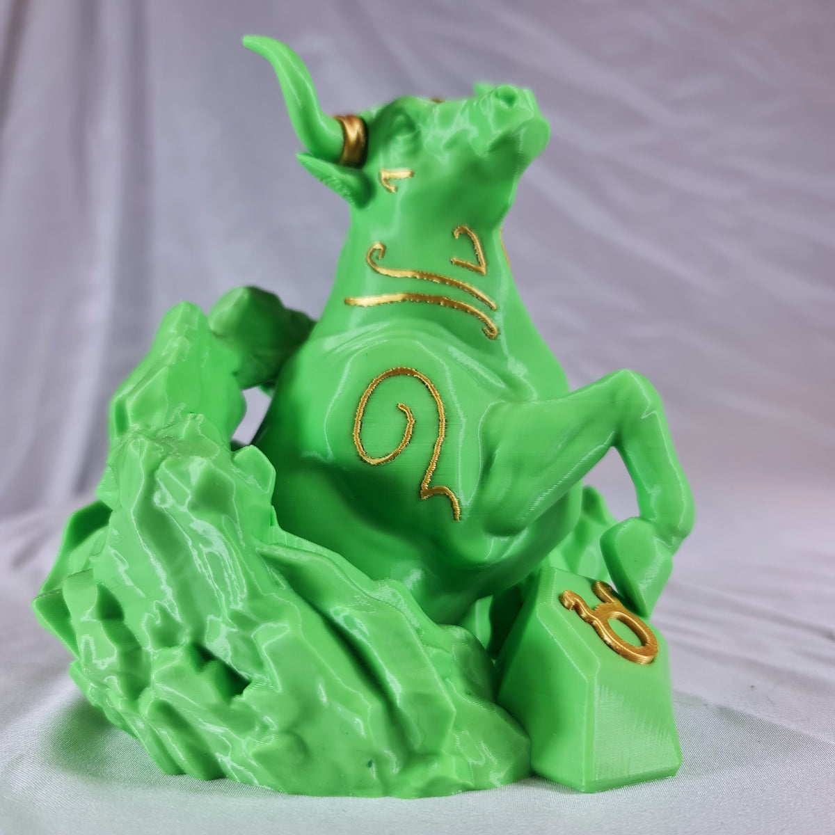 Achterzijde van het handgemaakte 3D-geprinte Stier sterrenbeeld beeld als decoratief figuurtje voor in huis