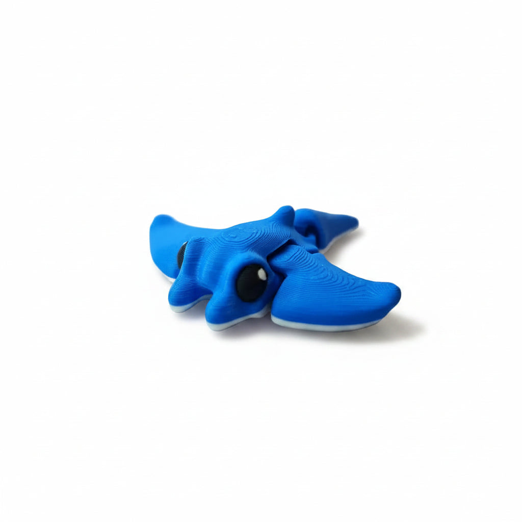 Blauwe 3D-geprinte mini mantarog fidget van PLA plastic op een witte achtergrond