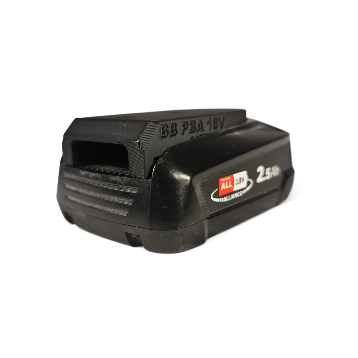 Zwarte 3D-geprinte accuhouder gemonteerd op een Bosch PBA 18V 2.5Ah accu op een witte achtergrond