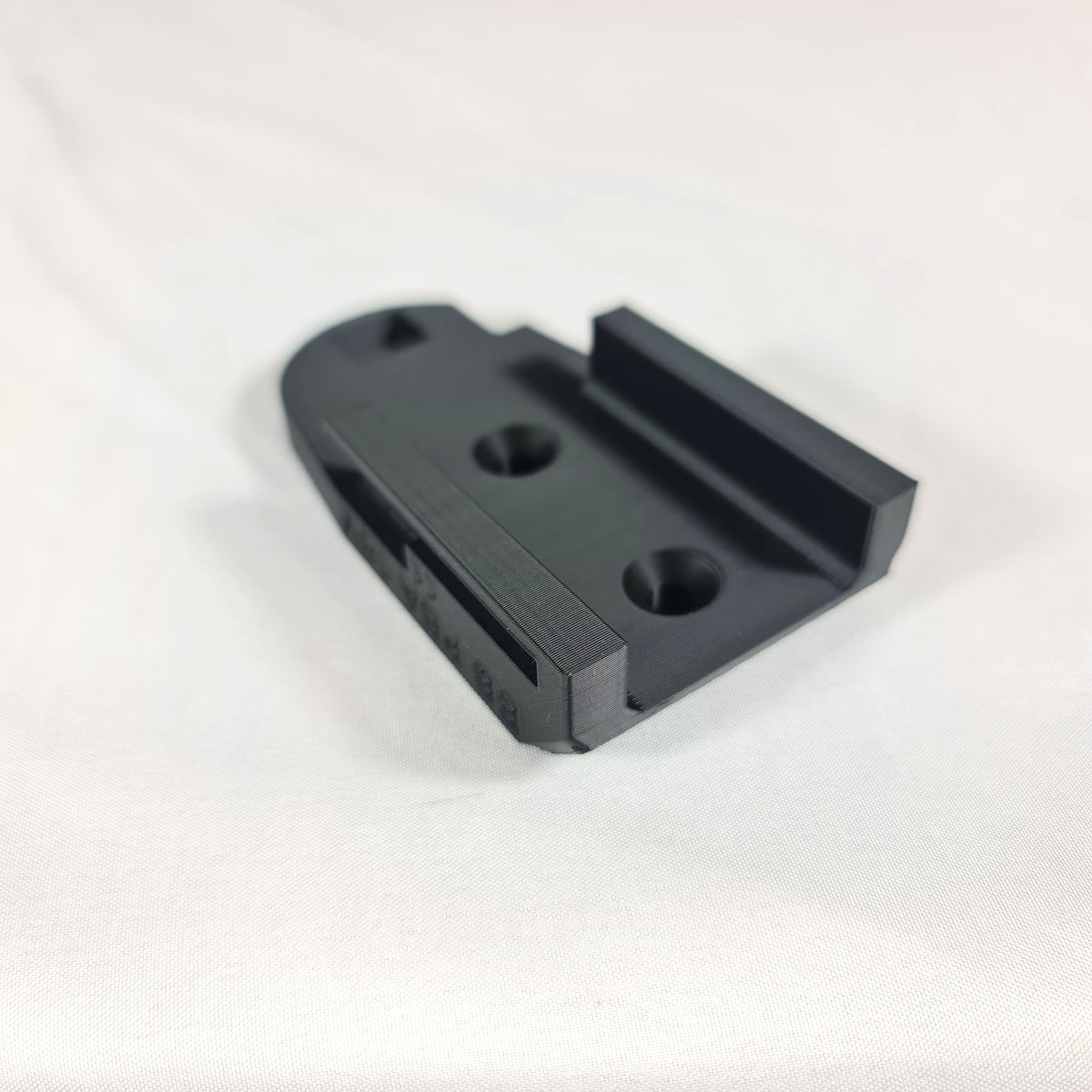 Schuin bovenaanzicht van de zwarte 3D-geprinte Bosch PBA accuhouder met montagegaten