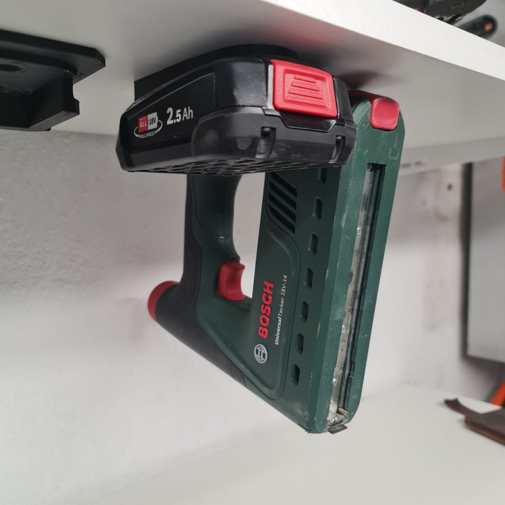 Bosch PBA accu en gereedschap opgehangen onder een stellingkast met de zwarte accuhouder