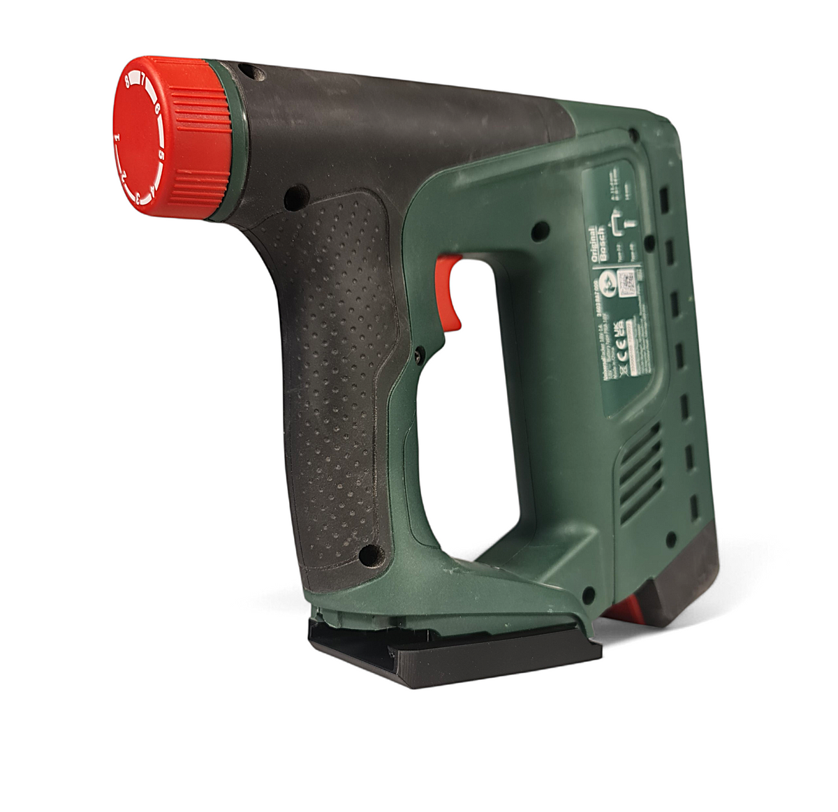 Zwarte 3D-geprinte wandhouder gemonteerd onderaan een groen Bosch PBA accu gereedschap