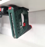 Bosch PBA accu gereedschap ondersteboven opgehangen onder een stellingkast met zwarte wandhouder