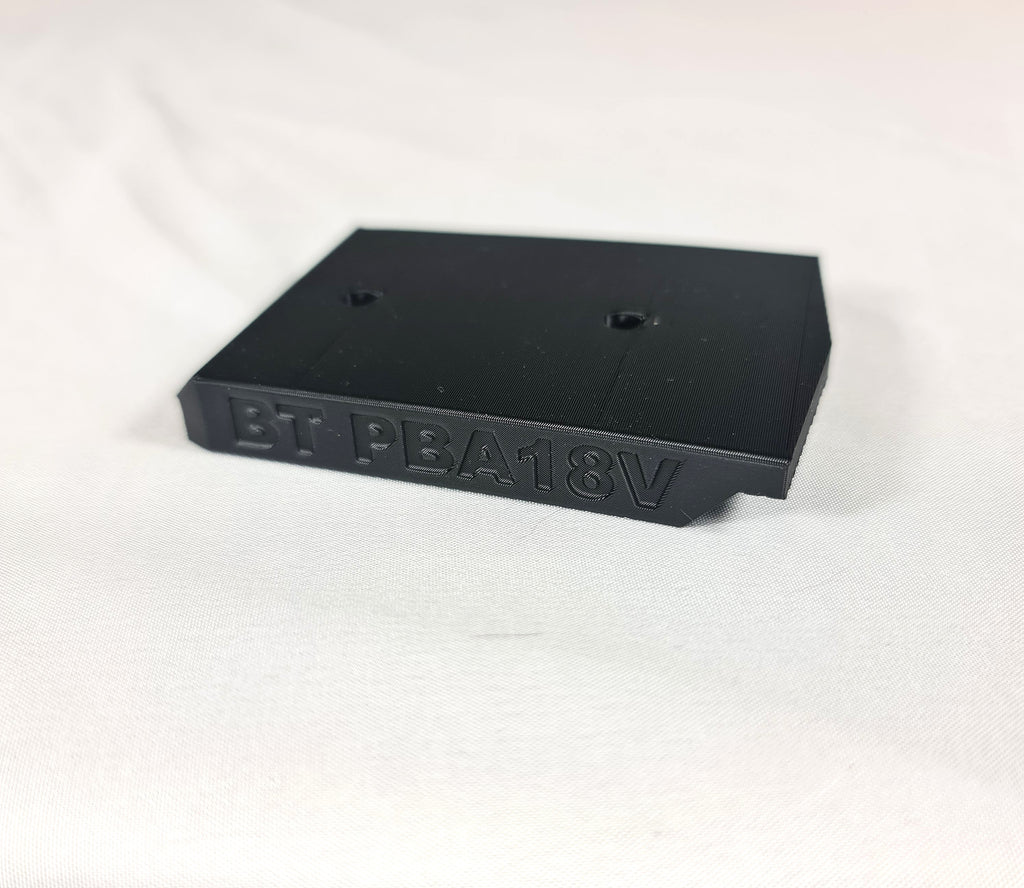 Zijaanzicht van de zwarte 3D-geprinte kunststof wandhouder voor Bosch PBA gereedschap