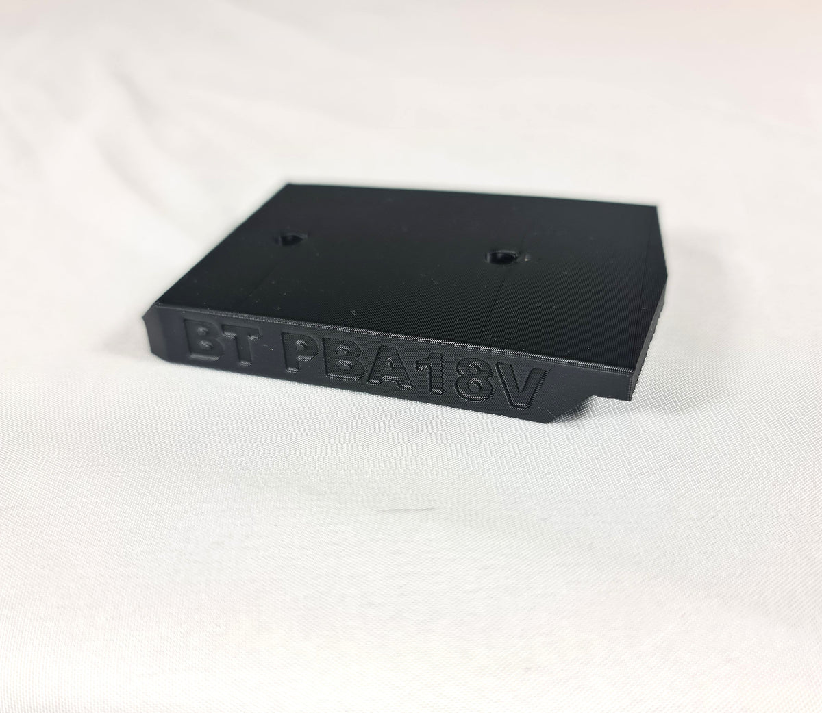 Zijaanzicht van de zwarte 3D-geprinte kunststof wandhouder voor Bosch PBA gereedschap