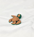 De 3D-geprinte flexibele schildpad gefotografeerd vanuit een andere hoek, duidelijk zichtbaar de articulatie van hoofd en flippers.