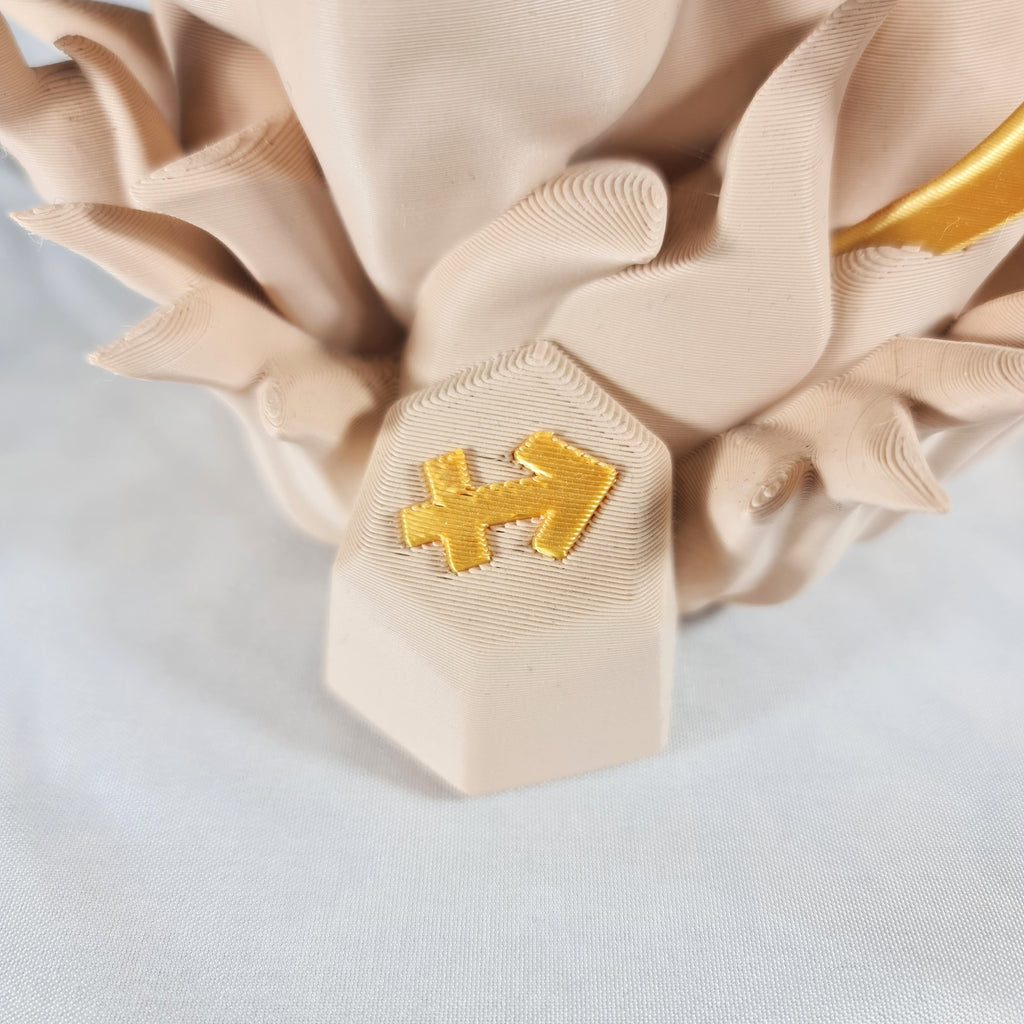 Close-up van het gouden astrologische Boogschutter symbool op de sokkel van het handgemaakte 3D-geprinte beeld