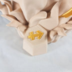 Close-up van het gouden astrologische Boogschutter symbool op de sokkel van het handgemaakte 3D-geprinte beeld