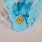 Close-up van het gouden astrologische Kreeft symbool op de sokkel van het handgemaakte 3D-geprinte beeld