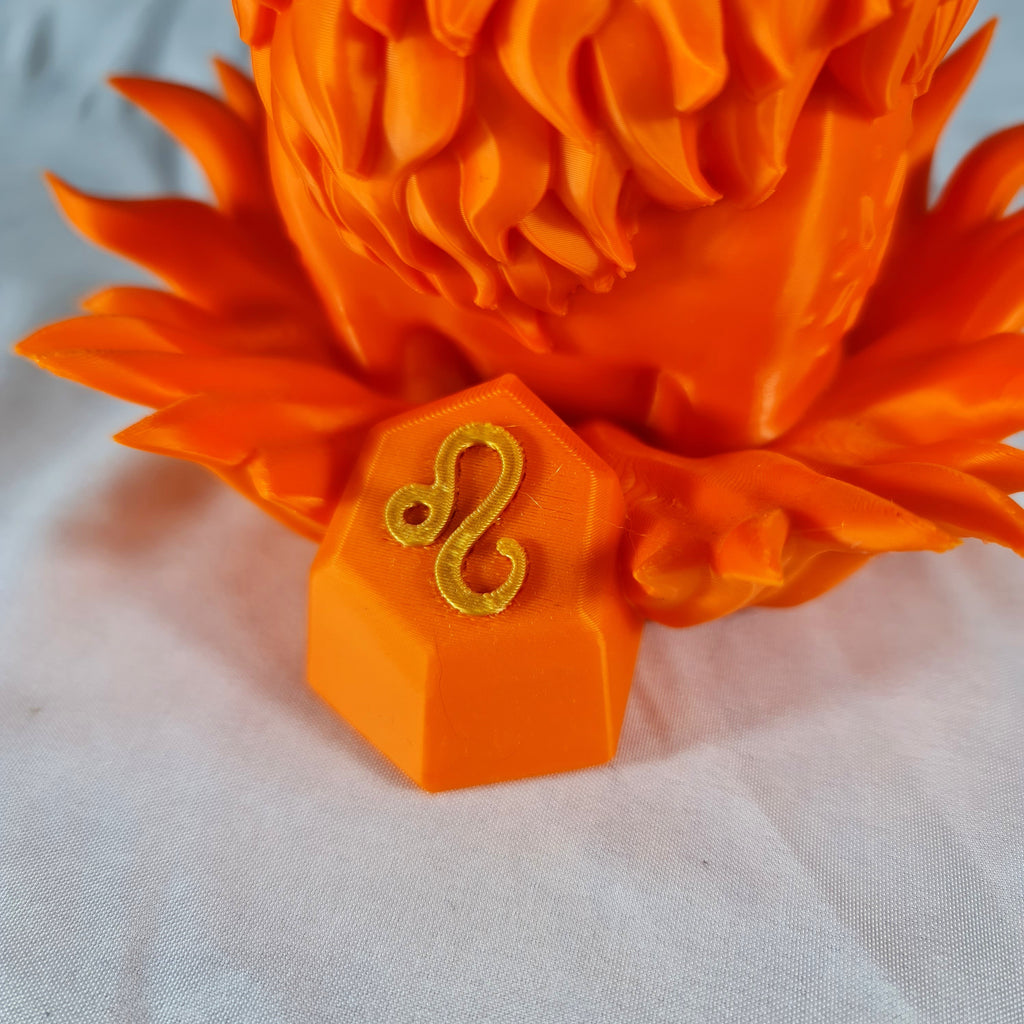 Close-up van het gouden astrologische Leeuw symbool op de sokkel van het handgemaakte 3D-geprinte beeld