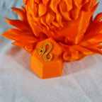 Close-up van het gouden astrologische Leeuw symbool op de sokkel van het handgemaakte 3D-geprinte beeld