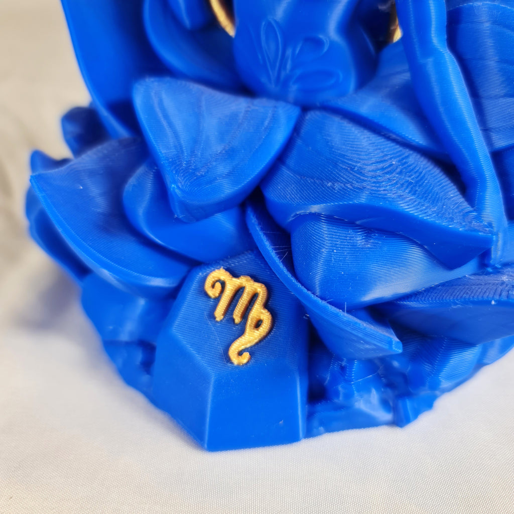 Close-up van het gouden astrologische Maagd symbool op de sokkel van het handgemaakte 3D-geprinte beeld