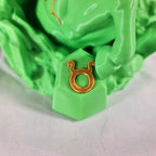 Close-up van het gouden astrologische Stier symbool op de sokkel van het handgemaakte 3D-geprinte beeld