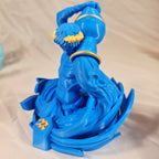 Close-up van het gouden astrologische Waterman symbool op de sokkel van het handgemaakte 3D-geprinte beeld