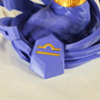Close-up van het gouden astrologische Weegschaal symbool op de sokkel van het handgemaakte 3D-geprinte beeld