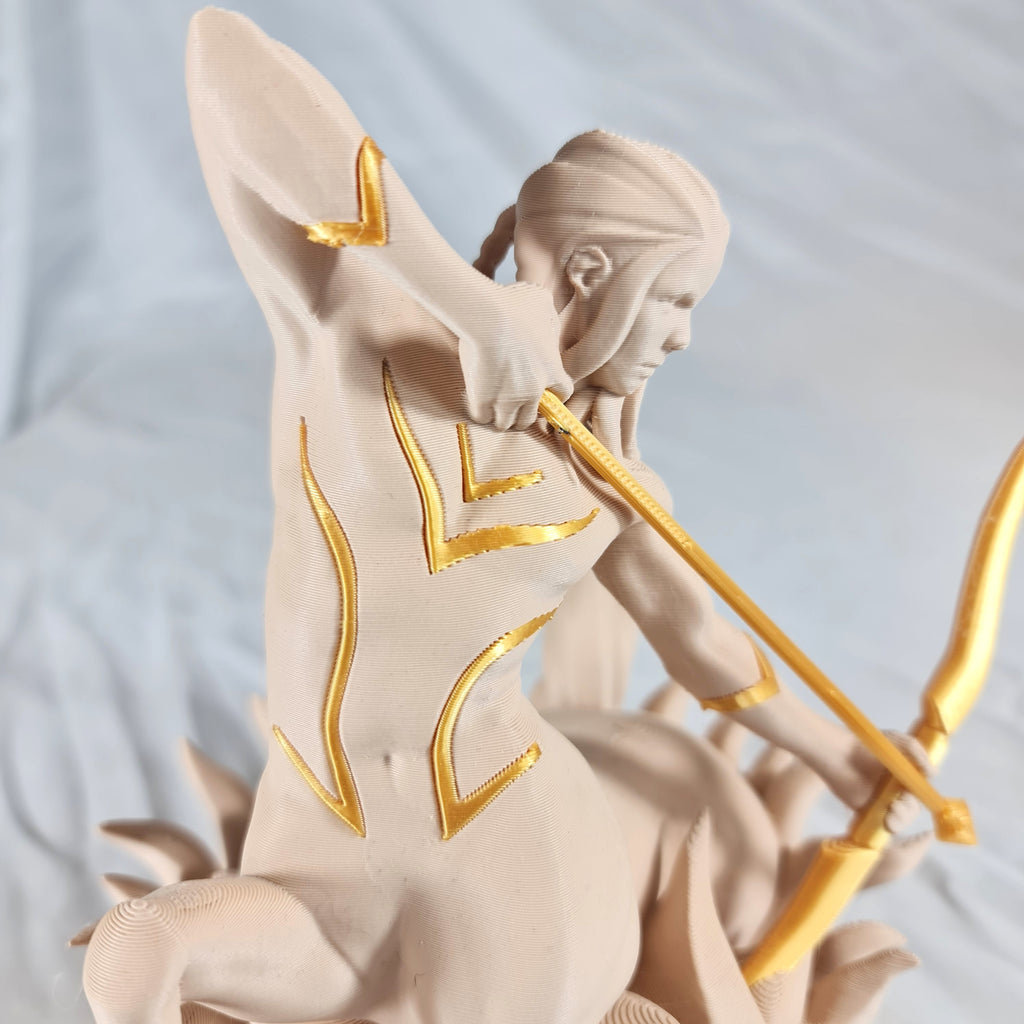 Detailopname van de gedetailleerde gouden boog en torso van het beige 3D-geprinte Boogschutter sterrenbeeld beeld