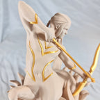 Detailopname van de gedetailleerde gouden boog en torso van het beige 3D-geprinte Boogschutter sterrenbeeld beeld