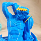 Detailopname van het gedetailleerde bovenlichaam en de waterkan met gouden accenten van het blauwe 3D-geprinte Waterman sterrenbeeld beeld