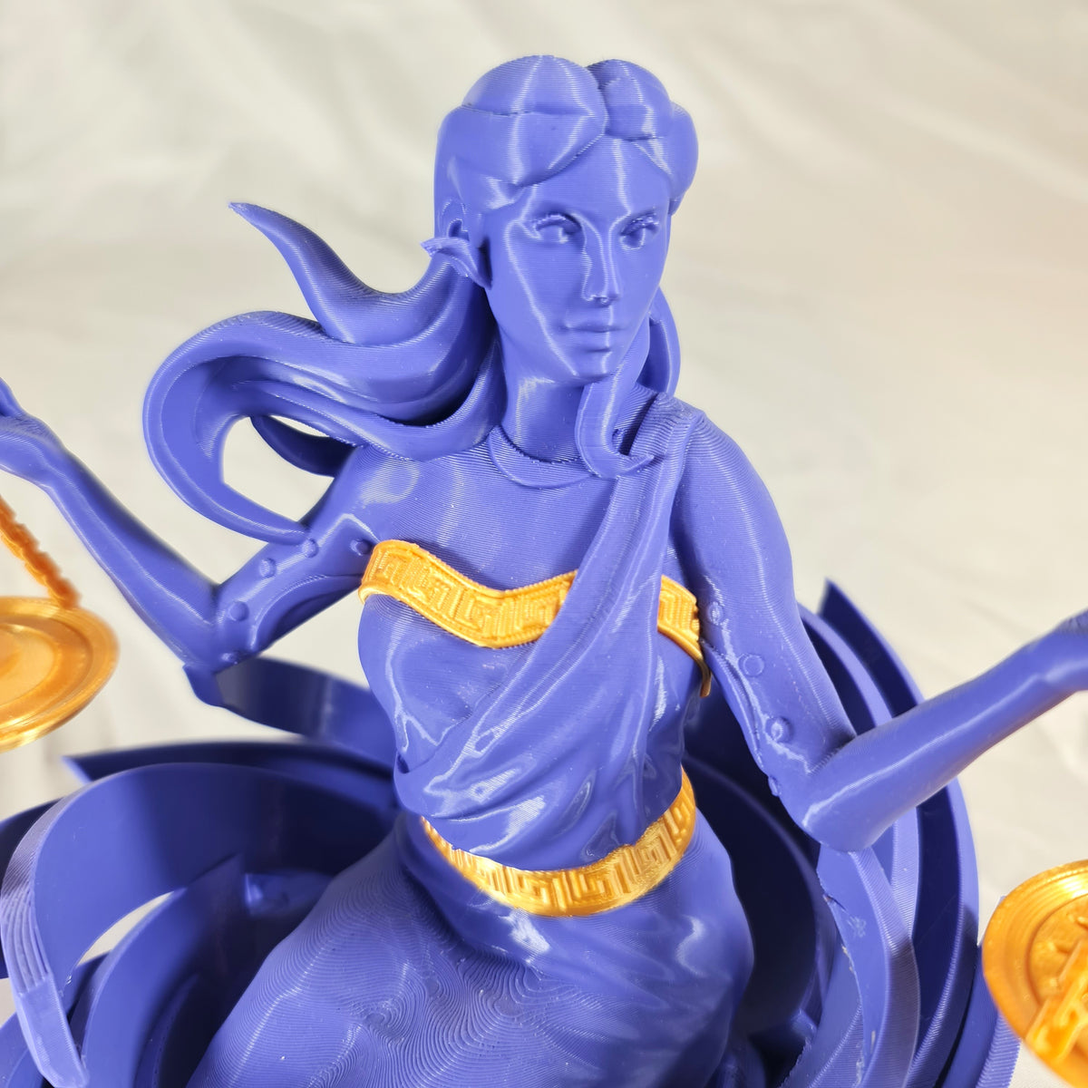 Detailopname van het gedetailleerde gezicht en de gouden kledingaccenten van het paarse 3D-geprinte Weegschaal sterrenbeeld beeld