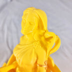 Detailopname van de gedetailleerde gezichten en gouden kledingaccenten van het gele 3D-geprinte Tweeling sterrenbeeld beeld
