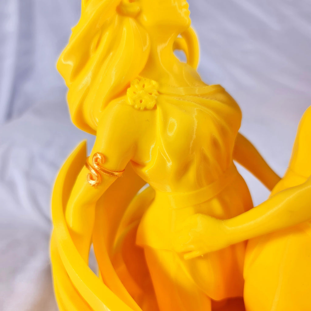 Close-up opname van de verweven figuren en gedetailleerde elementen van het gele 3D-geprinte Tweeling sterrenbeeld decoratie-object