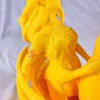 Close-up opname van de verweven figuren en gedetailleerde elementen van het gele 3D-geprinte Tweeling sterrenbeeld decoratie-object