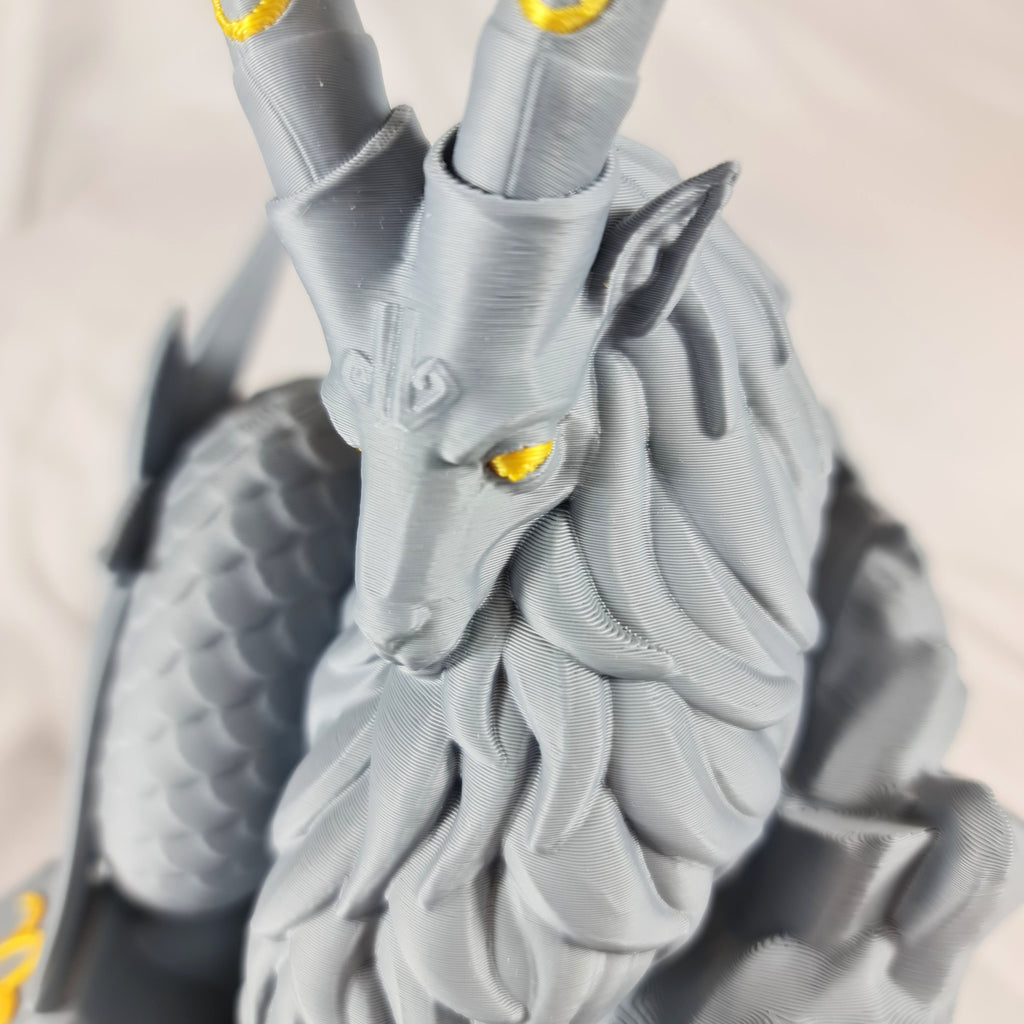 Close-up opname van de gedetailleerde kop, ogen en hoorns met gouden markeringen van het 3D-geprinte Steenbok sterrenbeeld