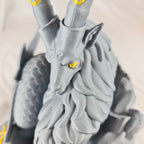 Close-up opname van de gedetailleerde kop, ogen en hoorns met gouden markeringen van het 3D-geprinte Steenbok sterrenbeeld