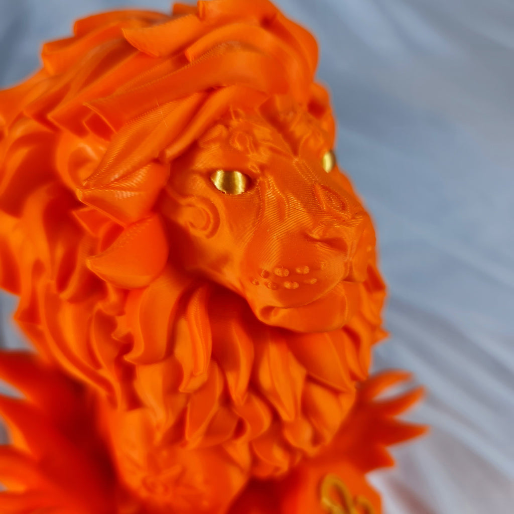 Detailopname van de gedetailleerde kop en indrukwekkende manen van het oranje 3D-geprinte Leeuw sterrenbeeld beeld