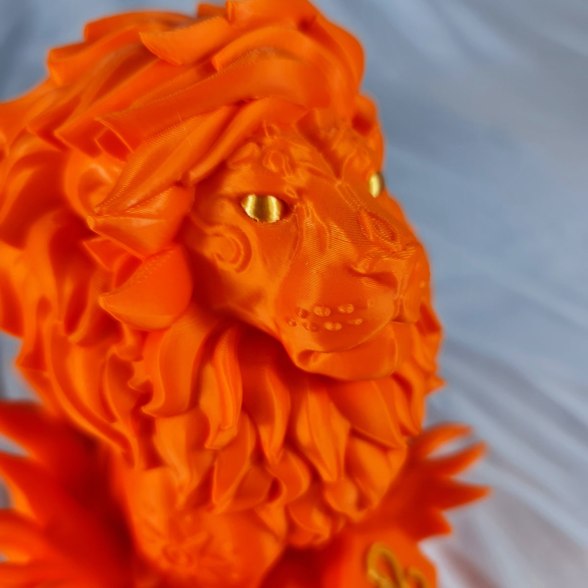 Detailopname van de gedetailleerde kop en indrukwekkende manen van het oranje 3D-geprinte Leeuw sterrenbeeld beeld