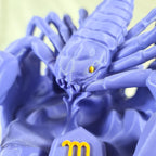 Detailopname van de gedetailleerde kop, ogen en scharen van het paarse 3D-geprinte Schorpioen sterrenbeeld beeld