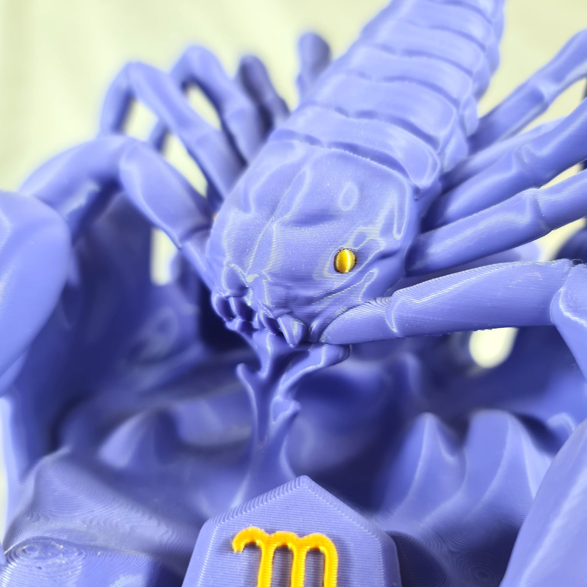 Detailopname van de gedetailleerde kop, ogen en scharen van het paarse 3D-geprinte Schorpioen sterrenbeeld beeld