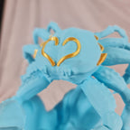 Detailopname van het gedetailleerde pantser en de gouden accenten op de rug van het lichtblauwe 3D-geprinte Kreeft sterrenbeeld beeld