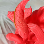 Detailopname van de gedetailleerde vissen en gouden rugaccenten van het roze 3D-geprinte Vissen sterrenbeeld beeld