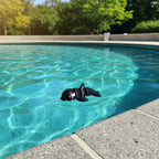 De 3D-geprinte flexibele mini orca in helder blauw water aan de rand van een zwembad als sfeervol decoratief figuurtje