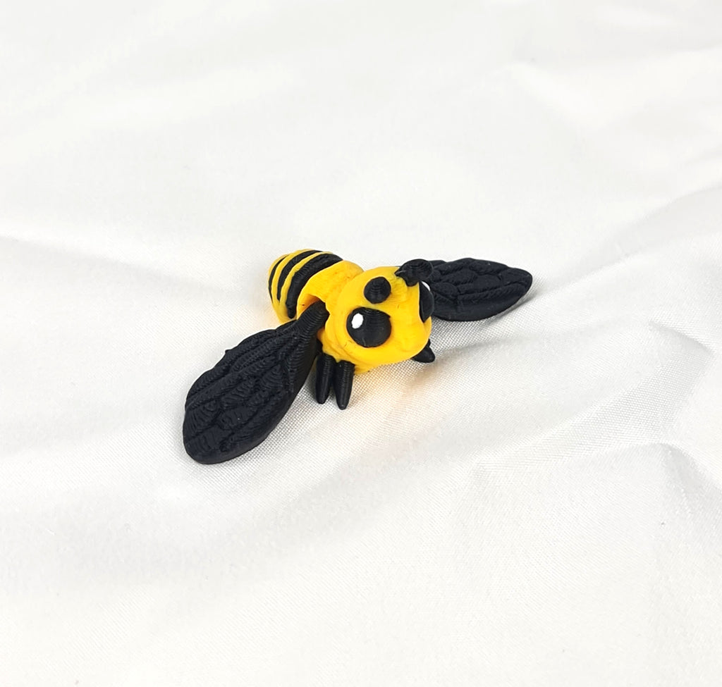Gele en zwarte 3D-geprinte bij vanuit een schuine hoek gefotografeerd als origineel cadeau voor liefhebbers van insecten