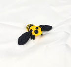 Gele en zwarte 3D-geprinte bij vanuit een schuine hoek gefotografeerd als origineel cadeau voor liefhebbers van insecten
