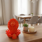 Het 3D-geprinte sterrenbeeld Leeuw beeldje sfeervol opgesteld op een houten tafel in een modern interieur als woondecoratie