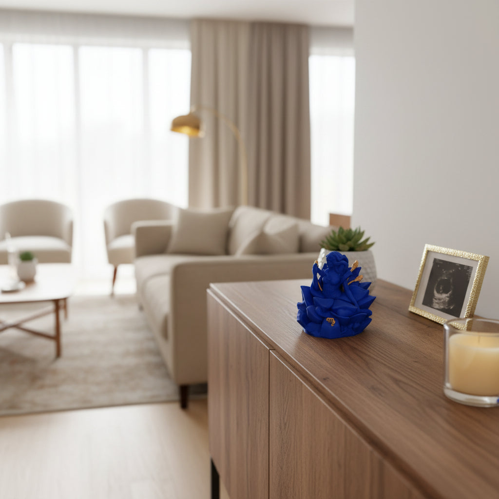 Het 3D-geprinte sterrenbeeld Maagd beeldje sfeervol opgesteld op een dressoir in een moderne woonkamer als interieurdecoratie