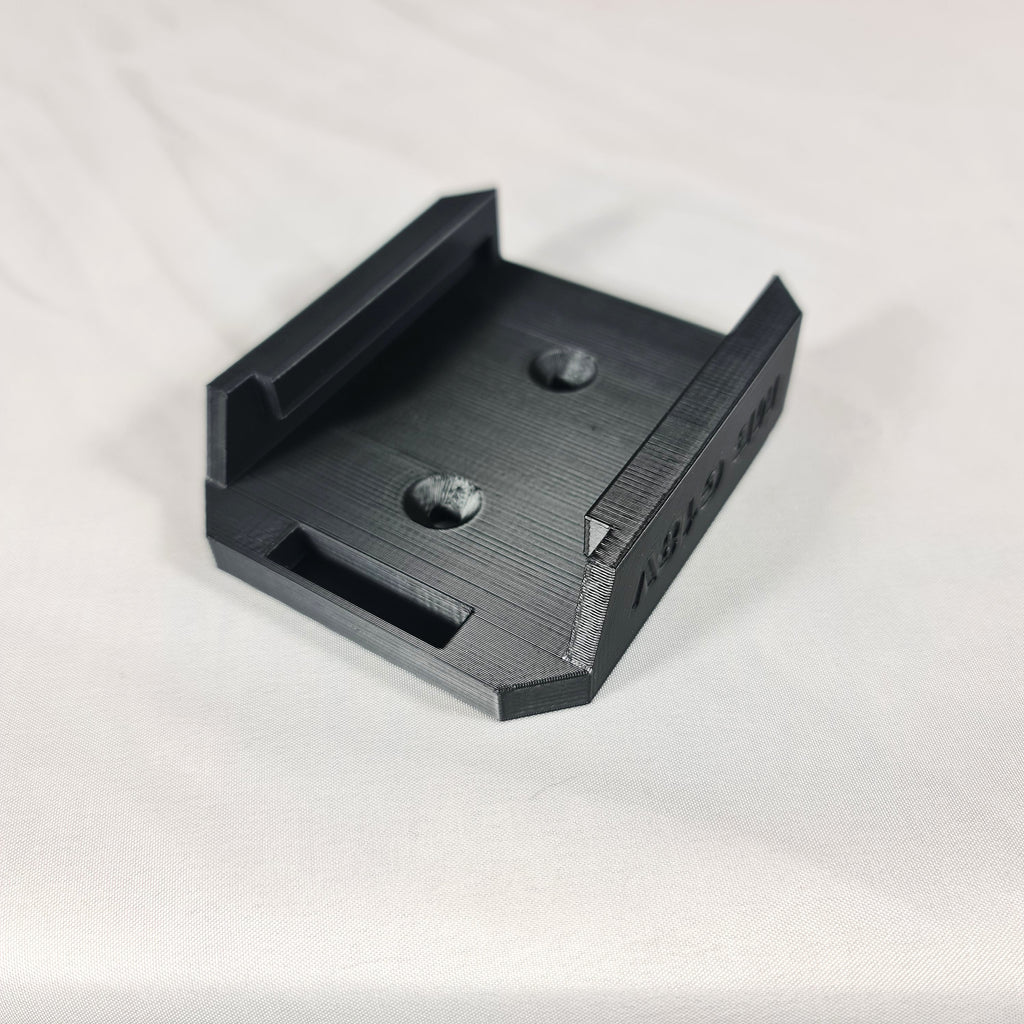 Schuine hoekweergave van de 3D-geprinte Makita G-Series 18V accuhouder met duidelijke tekstmarkering en stevige behuizing